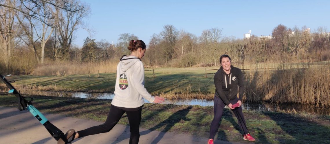 Beste personal trainer voor vrouwen in Amsterdam voert duo training uit